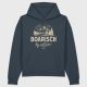 Tiefblauer Hoodie „Boarisch by Nature“ mit cremefarbenem handgezeichnetem Landschaftsmotiv