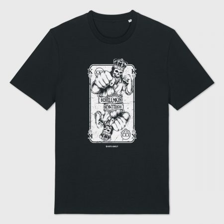 Schwarzes T-Shirt mit Spielkarten-Design: Der ‚Schellnkini‘ als Totenkopf-König mit Krone und erhobenen Fäusten, inspiriert von der bayerischen ‚Schellen-König‘-Karte.