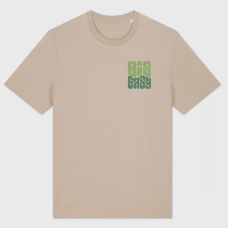 Beiges T-Shirt mit grünem Retro-Schriftzug ‚Ois Easy‘ auf der Brust. Minimalistisches Design mit großem Rückenprint.